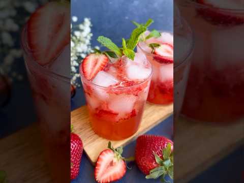 Strawberry Gin Smash #strawberries #gin #cocktail
