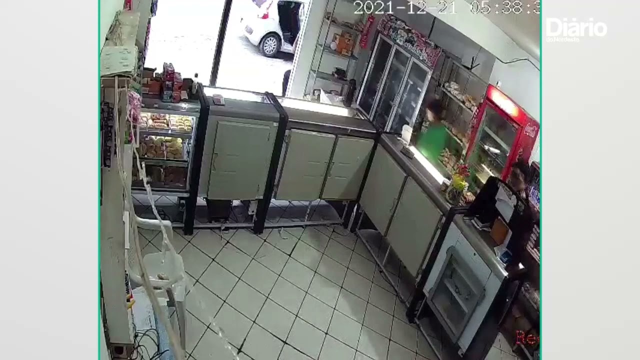 Imagem da notícia: Suspeitos jogam maquineta de cartão contra vítimas de assalto em padaria de Fortaleza; veja vídeo