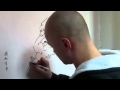 Андрей Хлывнюк рисует мамайчика на стене гримерки 