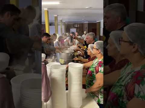 Quase 100 voluntários preparam milhares de marmitas todos os dias no Espírito Santo