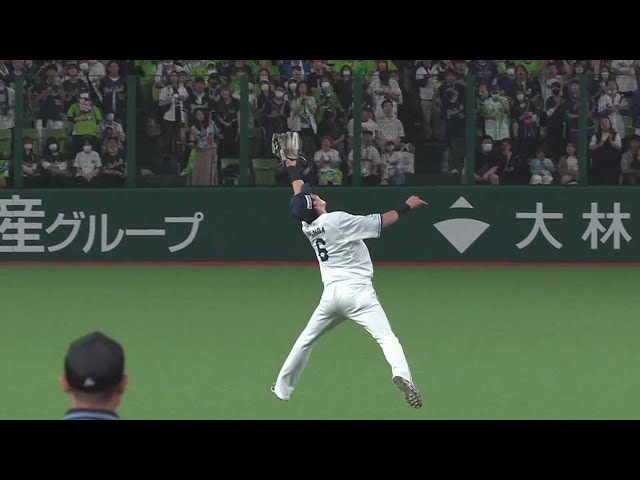 【9回表】さすがの守備!! ライオンズ・源田壮亮 ジャンピングキャッチでピンチ拡大を防ぐ!!  2023年6月11日 埼玉西武ライオンズ 対 東京ヤクルトスワローズ