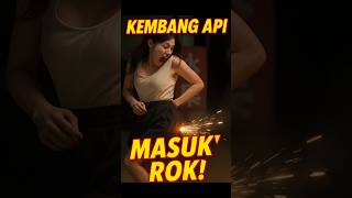 Download lagu NGAKAK! Main Kembang Api Jadi Panik! 😱 Roknya Sampai Kemasukan Petasan!#ketawangakak #ngakak #lucuan mp3