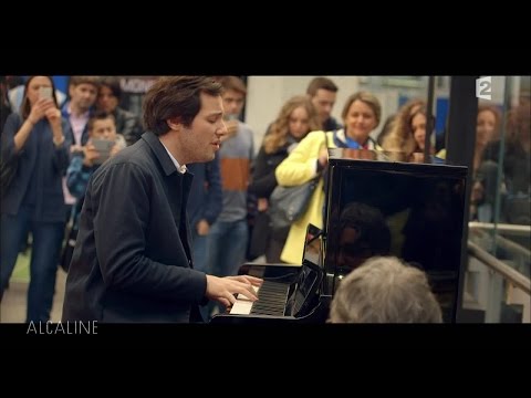 Vianney chante Pas Là, live surprise à la Gare de Lyon !