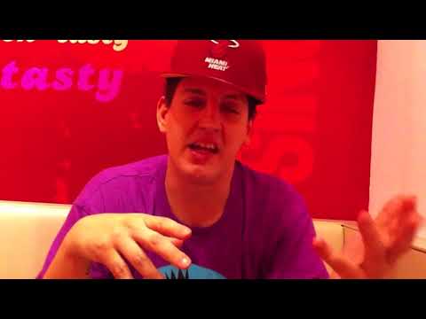 Money Boy tut bei KFC grinden