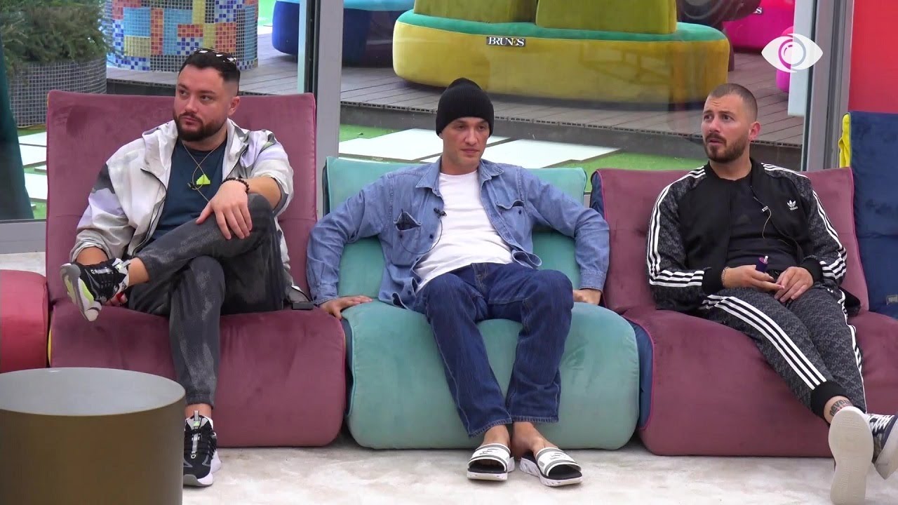 Jetmiri i infiltruar? Banorët lexojnë komentet për njëri-tjetrin mes batutash