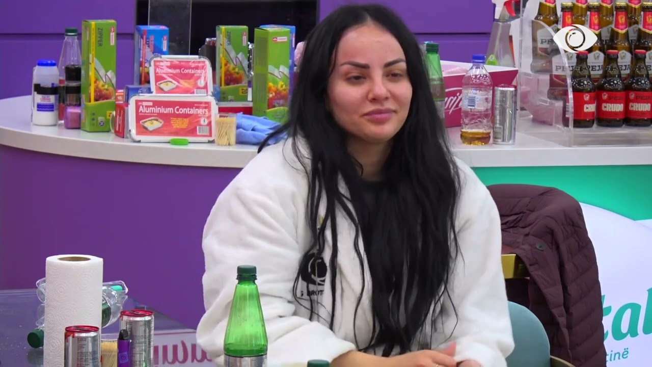 E vetme në kuzhinë, me kë po komunikon me shenja Sara? - Big Brother Albania VIP 3