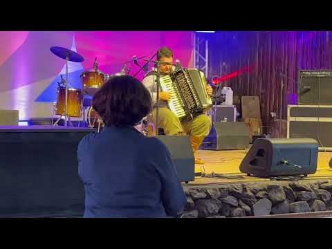 Revoltoso (Daltro Bertussi) por Ângelo Marques, gaiteiro dos Tiranos.