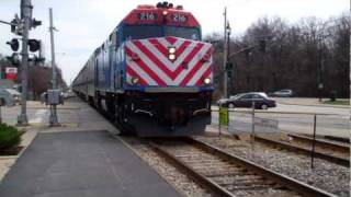 preview picture of video 'Metra Train Stops at Edgebrook, IL'
