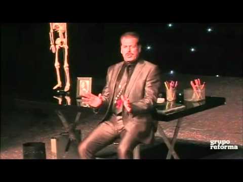 Reflexiona en monólogo sobre relaciones de pareja