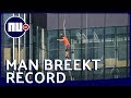 Man verbreekt op 350 meter hoogte record koordlopen in Moskou | NU.nl