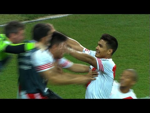 Amazing Goal - Téo Gutiérrez Silences Mineirão!