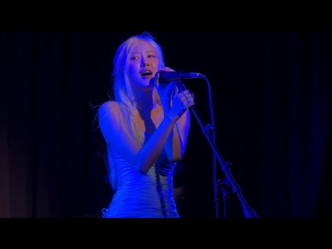BLACKPINK ROS&Eacute; - number one girl fancam at Grammy Museum 12-04-25