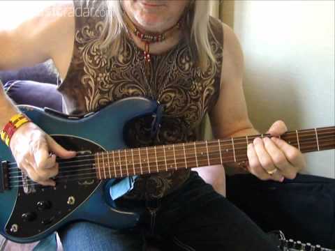 Steve Morse explains how to play Smoke On The Water properly
