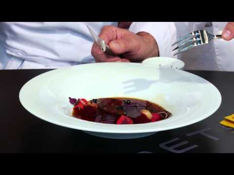 Kalle Eriksson presenterar sin rätt. Årets Kock 2014: Semifinal #1 - Linköping