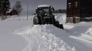 preview picture of video 'Valtra snowploughing - part 2'