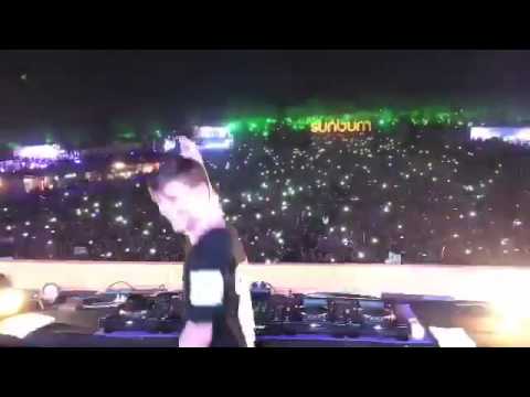 Martin Garrix Jumping To 'Poison' At Sunburn
