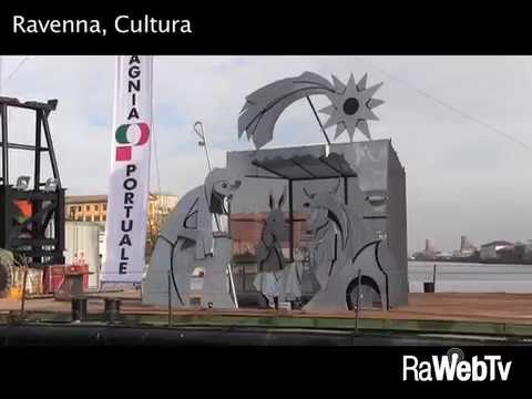 Posizionato in Darsena il grande presepe galleggiante della Compagnia Portuale