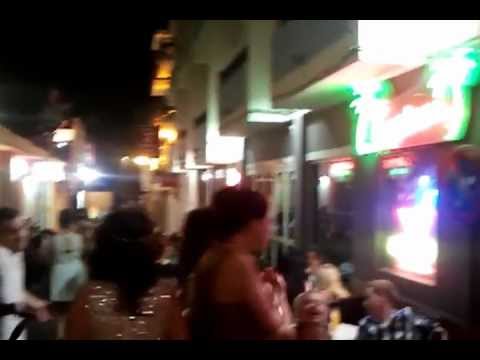 Fiesta en una calle de San Antonio en Ibiza