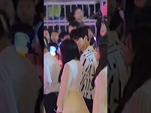 such a boyfriend material😻he asked her are you cold #yuju#minhyun