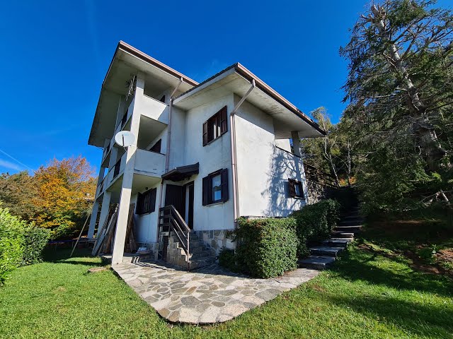 IN VALVARRONE, VILLETTA BIFAMILIARE CON SPLENDIDA VISTA LAGO