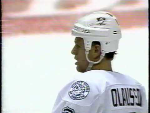 Aaron Ward nails Teemu Selanne