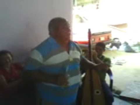 JUAN CARLO FIGUEREDO AL PIE DEL ARPA