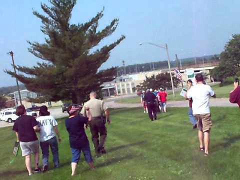 Westboro Baptist protesters run for their van