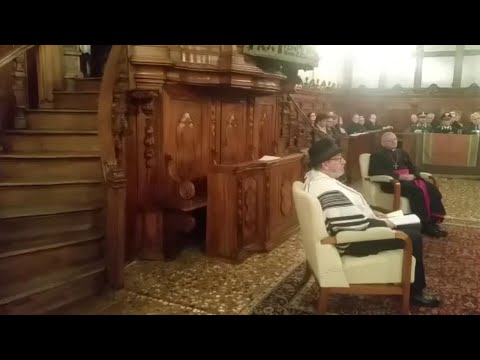 Il vescovo di Padova in visita alla comunità ebraica abbraccia il rabbino Locci