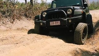 Offroading Jeep Wrangler JK (Black and Red) 4x4 4wd