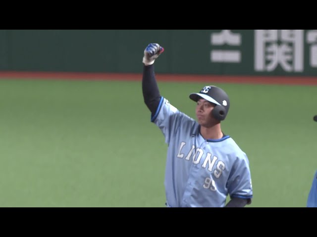 【5回裏】塁上でガッツポーズ!! ライオンズ・村田怜音 右方向への同点タイムリーヒット!! 2025年8月10日 埼玉西武ライオンズ 対 東北楽天ゴールデンイーグルス