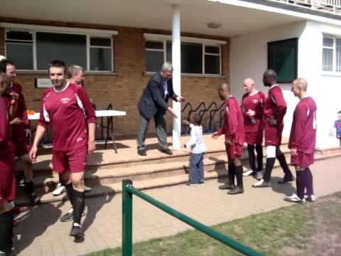 17.04.2011 - OLD MANORIANS VETS JACK PERRY CUP FINAL - THE LADS RECEIVE THEIR TROPHY