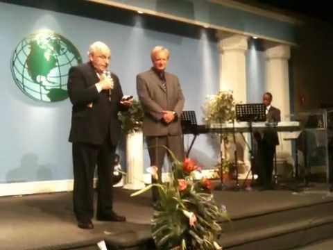 Royal Galipeau (MP/Député, Ottawa-Orléans) au Centre Réveil