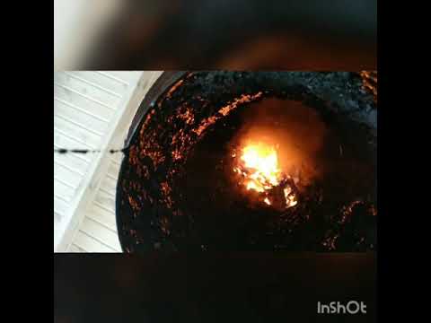смола в котлах. горит сажа в дымоходе. кипящий гудрон. котел на огне. прочистка газовой горелки от сажи.
