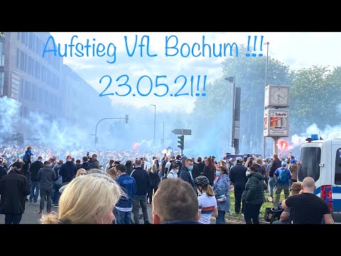 VfL Bochum Aufstieg 23.05.21 in die 1 Liga. Fans Feiern zusammen