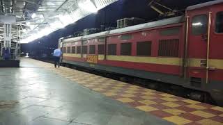 preview picture of video '12906 Howrah - Porbandar SF Express Departing Durg Junction (SECR) Running Late by 5 Hours 30 Minute'