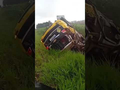 Viatura da PRE capota na PR 323 em  Dr Camargo