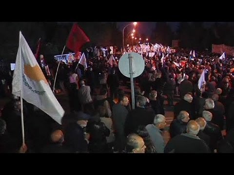 Nicosia: brucia la bandiera della UE