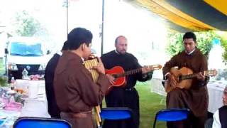 Hnos. Misioneros Serviam tocando músca andina