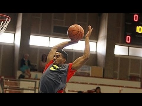Jabs Newby Wins Slam Dunk Contest in Italy!