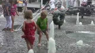 preview picture of video 'waterfun little children playing on the fountains in stralsund germany (video by ben&hanny)'