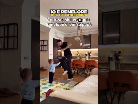 Andreas Muller PAPÀ DOLCISSIMO! 💕 Cura Penelope malata mentre Veronica è al telefono