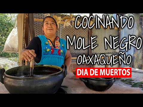 Así elaboran el MOLE NEGRO de GUAJOLOTE en los PUEBLOS de Oaxaca