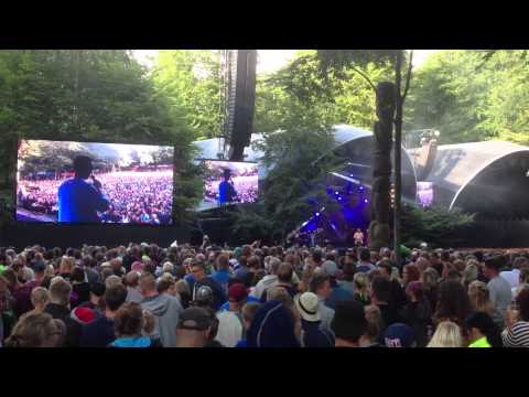 Østkyst Hustlers - "Han får for lidt", live fra SmukFest 2013, with lyrics