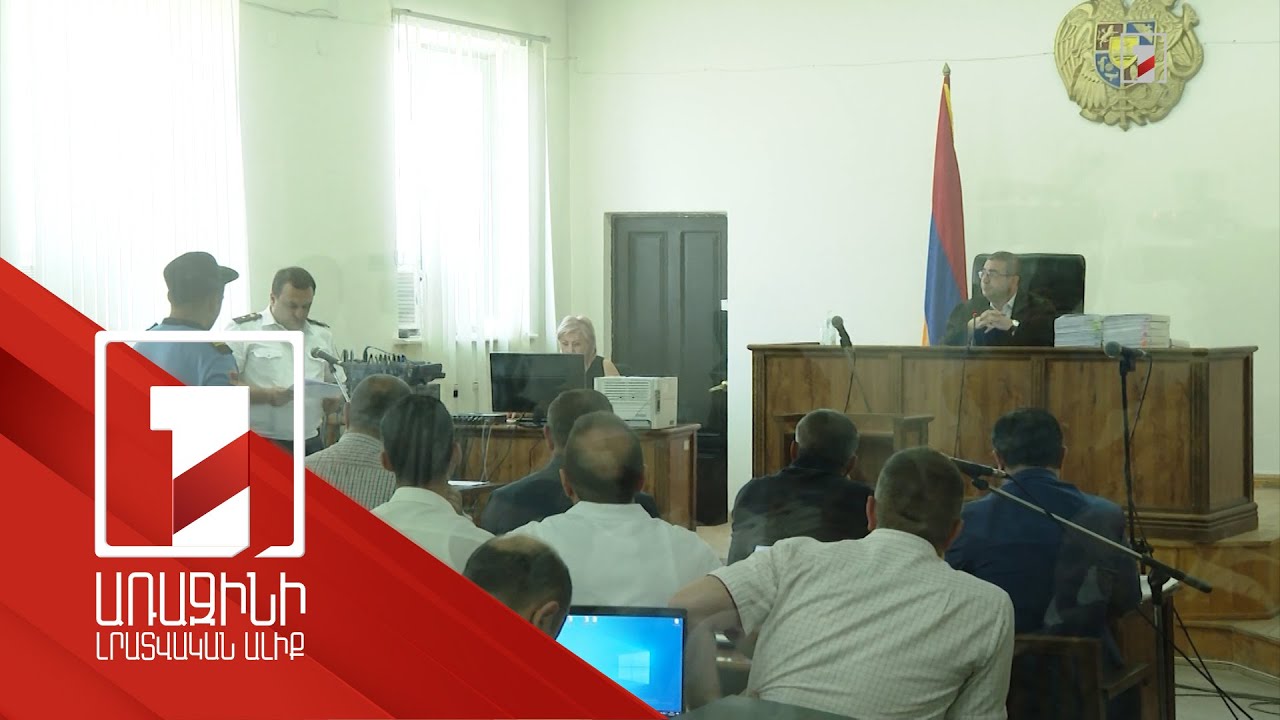 Դավիթ Տոնոյանի դատական նիստի մոտ կես ժամն անցել է դռնբաց, ապա՝ կրկին դռնփակ