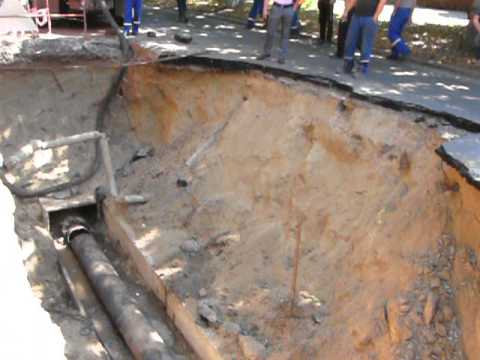 В центре Курска на улице Павлова провалился асфальт