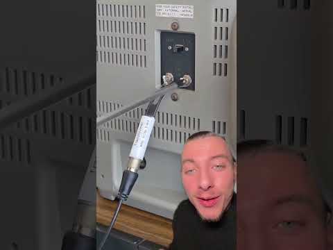 il connecte une playstation 5 sur une télé de plus de 30 ans