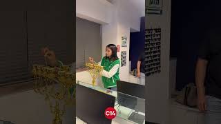 מגי טביבי, המגישה האהובה של ישראל, מדליקה נרות חנוכה עם דסק החדשות 🕎 (חדשות ערוץ 14) - התמונה מוצגת ישירות מתוך אתר האינטרנט יוטיוב. זכויות היוצרים בתמונה שייכות ליוצרה. קישור קרדיט למקור התוכן נמצא בתוך דף הסרטון