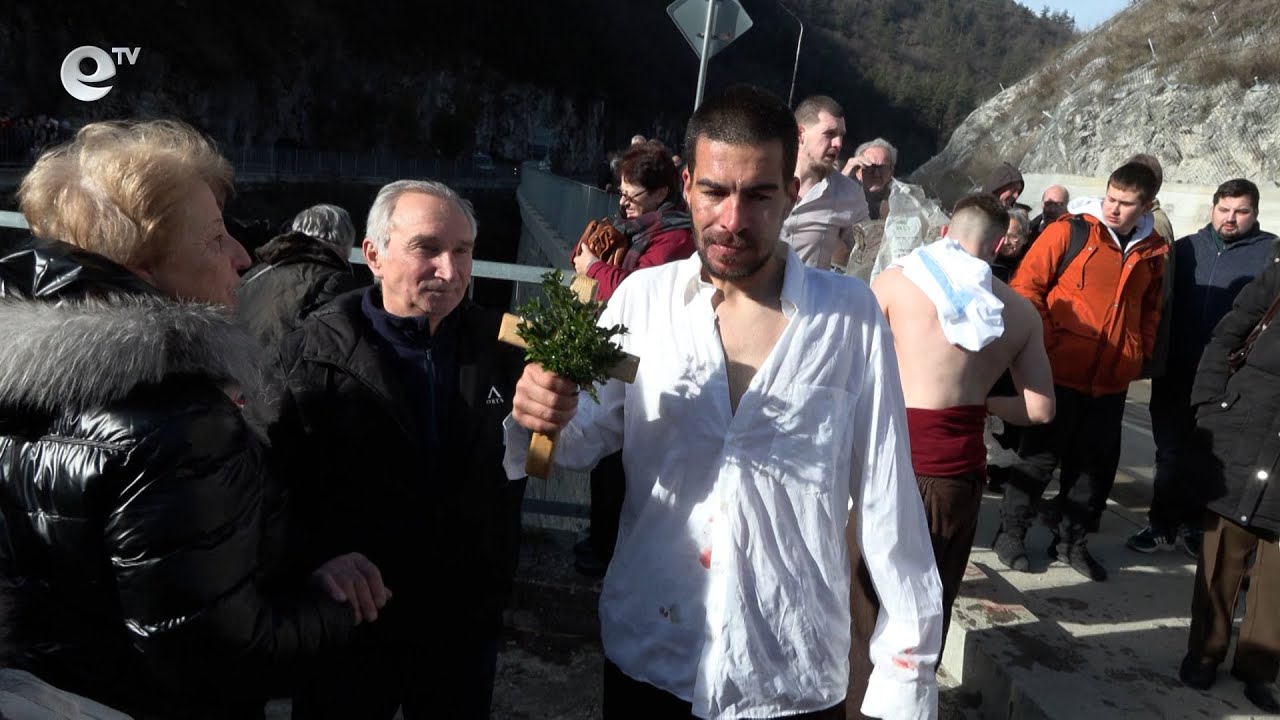 Смолян отбеляза Йордановден с мъжко хоро в река Бяла