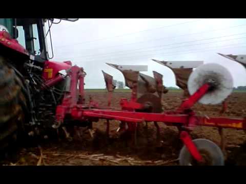 Massey Ferguson 5445 Pflügt mit einem 3-Schar Niemeyer