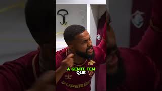 DE ARREPIAR - Samuel Xavier e Fábio na preleção antes do jogo contra o Grêmio pelo Brasileirão.